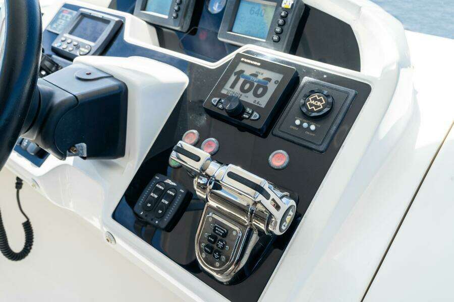 2015 Princess F60 - Flybridge Helm
