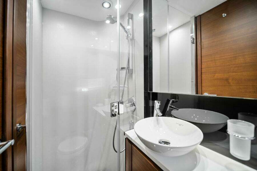 2015 Princess F60 - Starboard Guest Stateroom Head