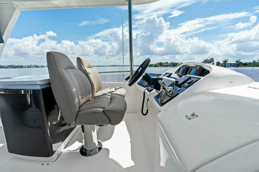 2015 Princess F60 - Flybridge Helm - Flybridge Hem