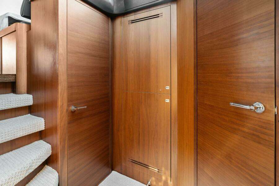 2015 Princess F60 - Stairway