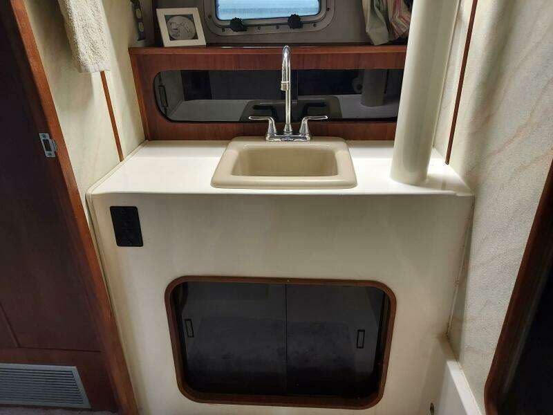 Gypsy Rouge 38ft Bayliner Yacht For Sale