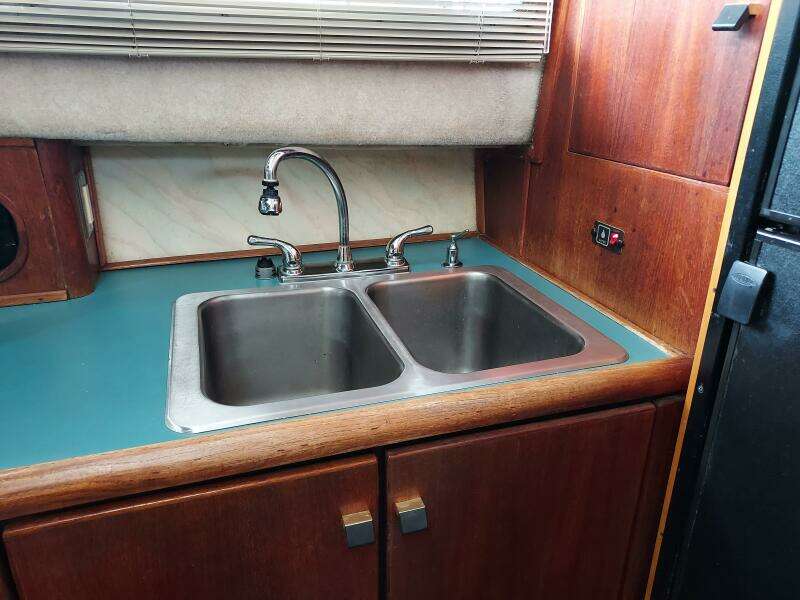 Gypsy Rouge 38ft Bayliner Yacht For Sale