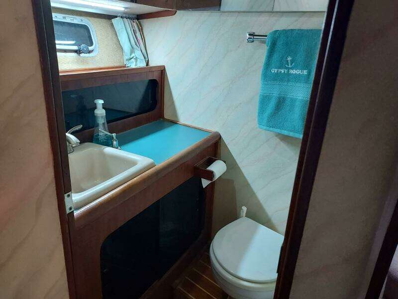 Gypsy Rouge 38ft Bayliner Yacht For Sale