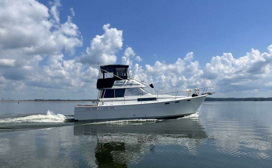 Gypsy Rouge 38ft Bayliner Yacht For Sale