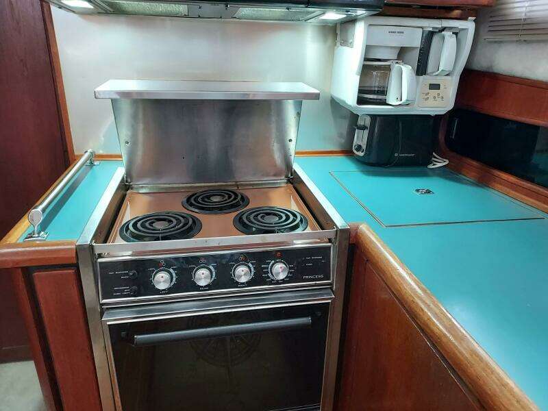 Gypsy Rouge 38ft Bayliner Yacht For Sale