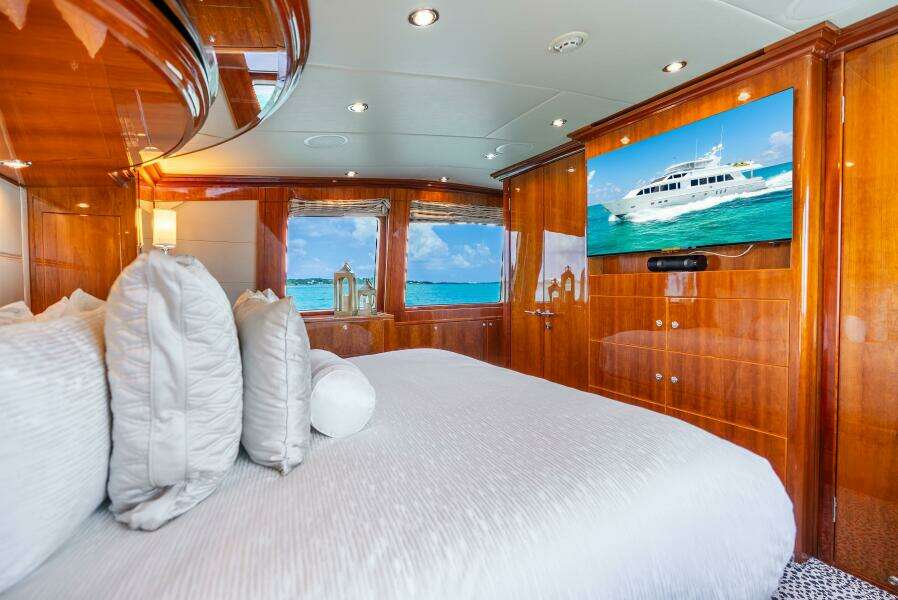 Done Deal 101ft Hargrave Yacht For Sale