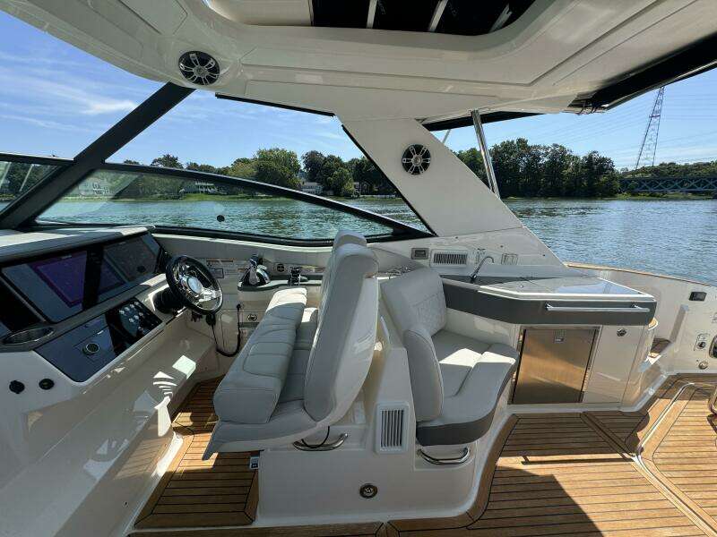 32ft Sea Ray Yacht For Sale