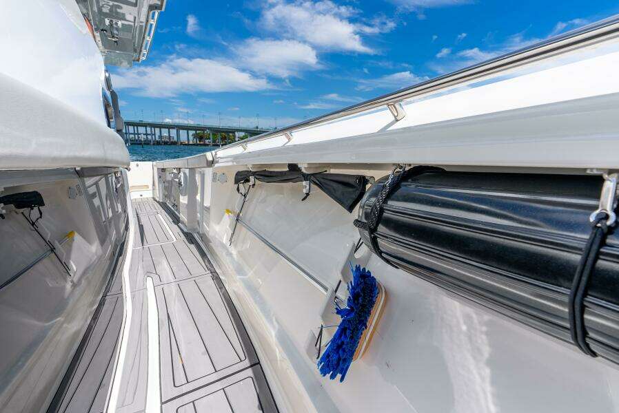 35ft Pursuit Yacht For Sale