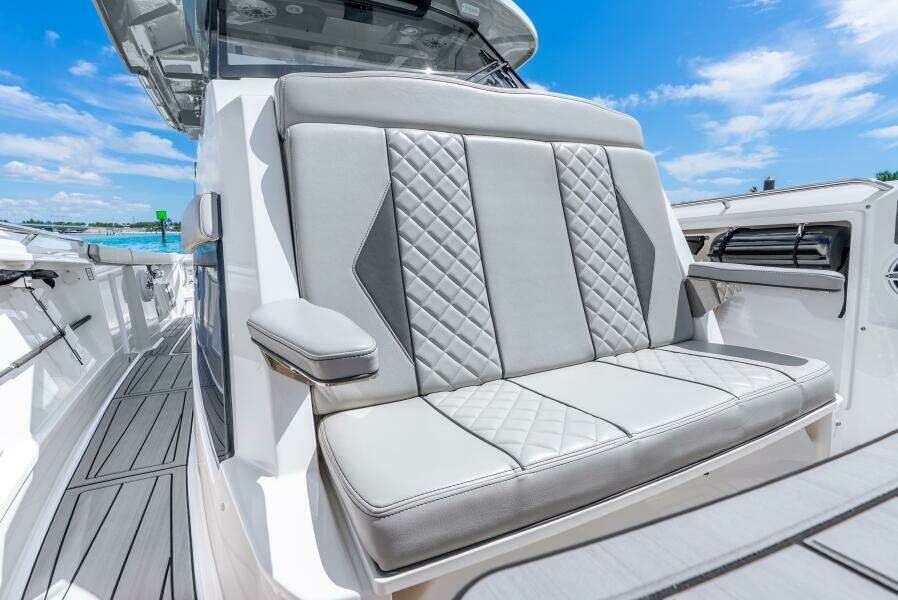 35ft Pursuit Yacht For Sale