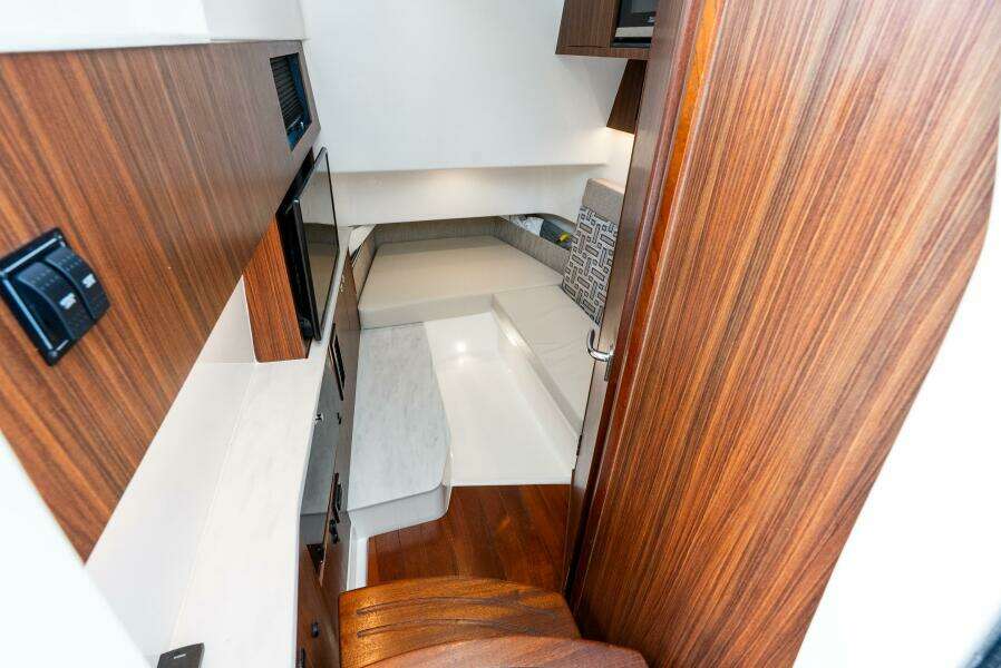 35ft Pursuit Yacht For Sale