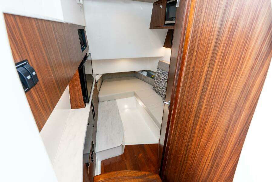 35ft Pursuit Yacht For Sale