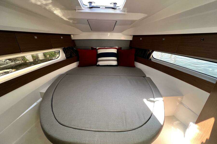 Relation Ship 29ft Jeanneau Yacht For Sale