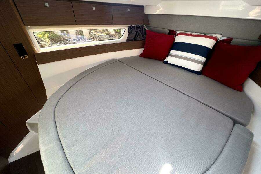 Relation Ship 29ft Jeanneau Yacht For Sale