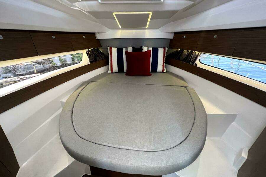 Relation Ship 29ft Jeanneau Yacht For Sale