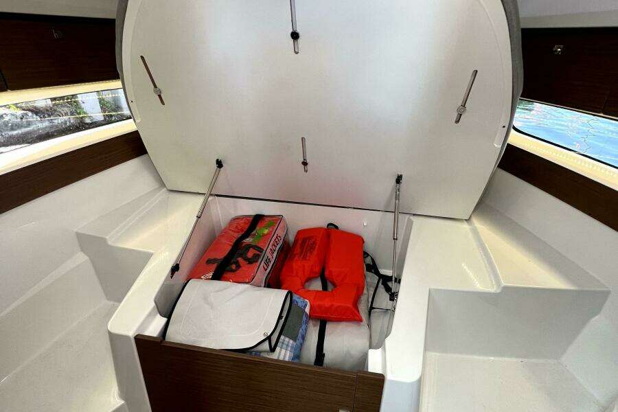 Relation Ship 29ft Jeanneau Yacht For Sale