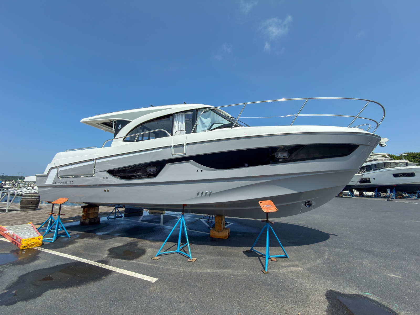 2027 Beneteau Antares 11