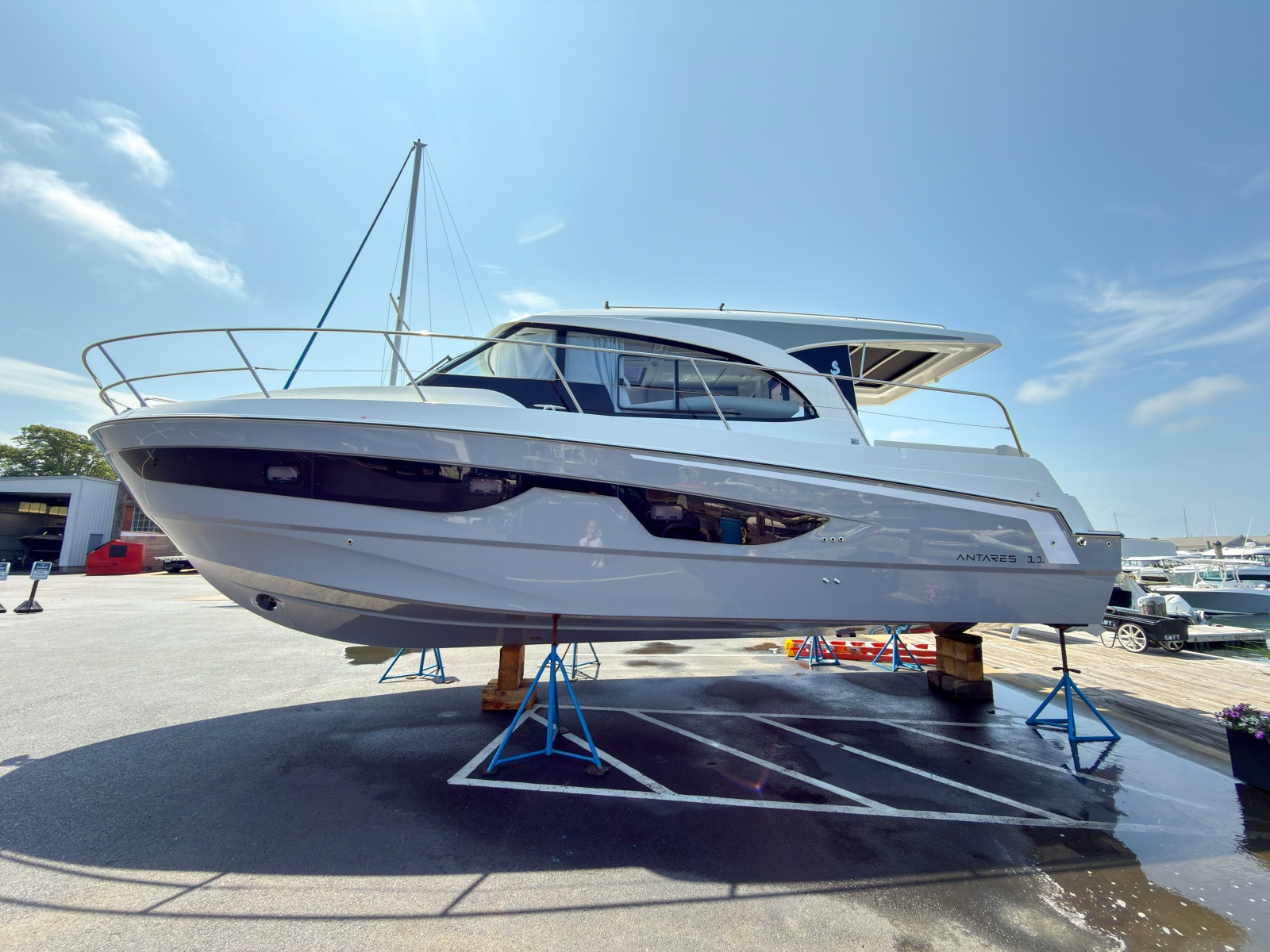 2027 Beneteau Antares 11