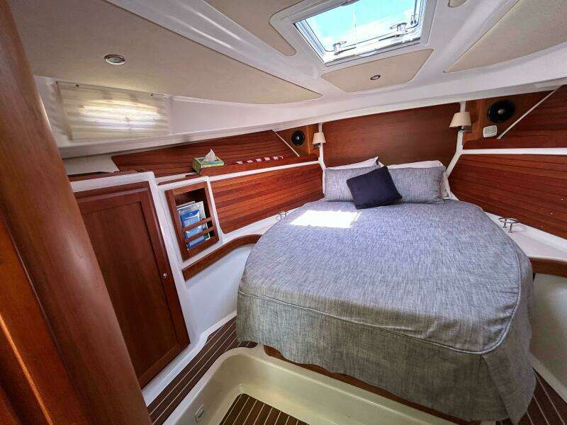 Islander 32ft Back Cove Yacht For Sale