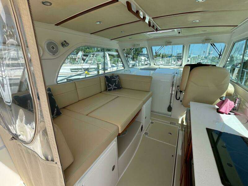 Islander 32ft Back Cove Yacht For Sale