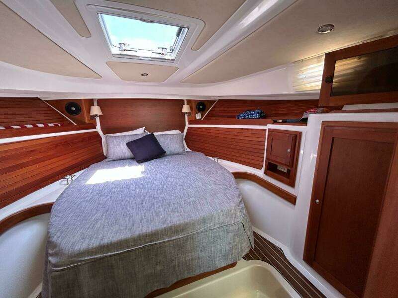 Islander 32ft Back Cove Yacht For Sale