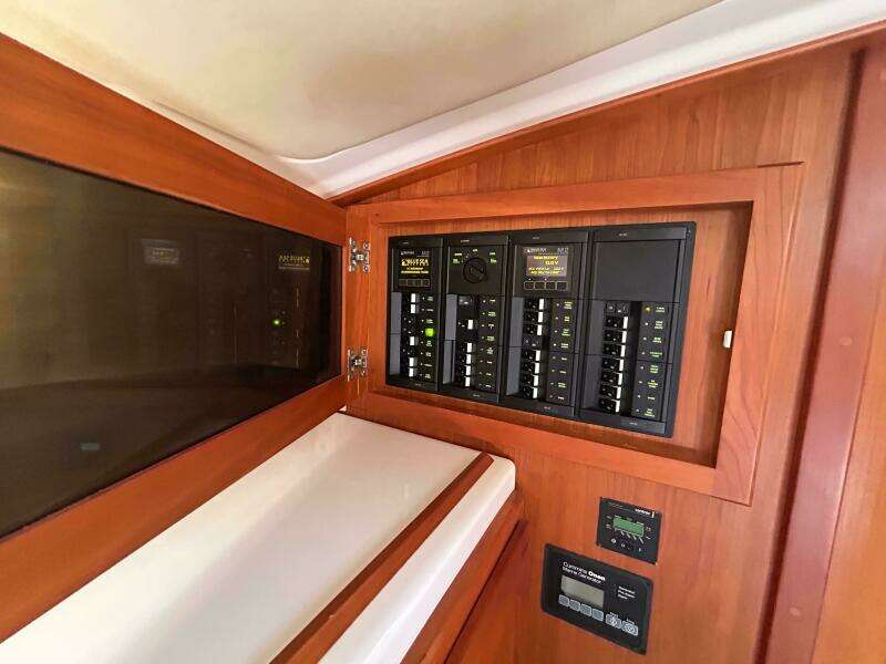 Islander 32ft Back Cove Yacht For Sale