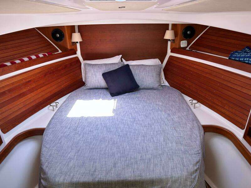 Islander 32ft Back Cove Yacht For Sale