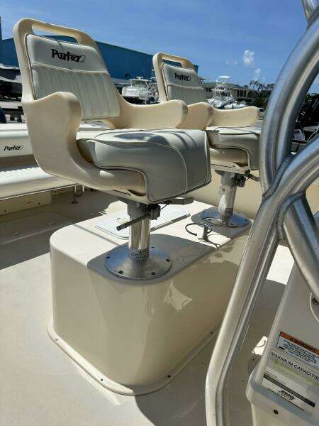 2008 Parker 2501 Center Console - Seats