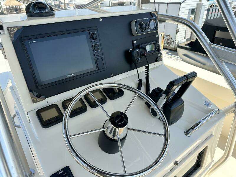 2008 Parker 2501 Center Console - Navigation