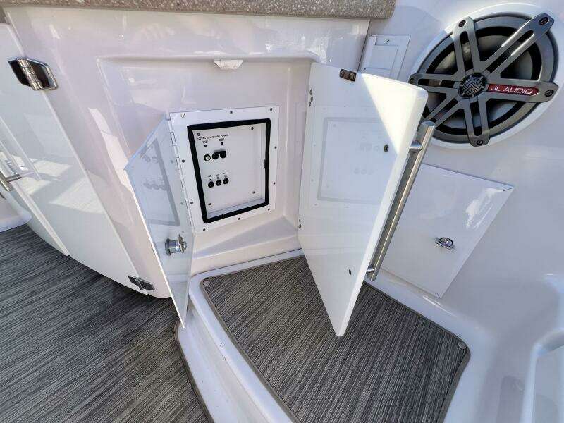 30ft Four Winns Yacht For Sale