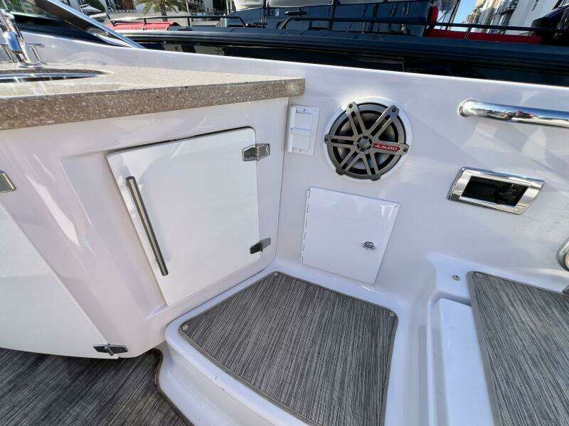 30ft Four Winns Yacht For Sale