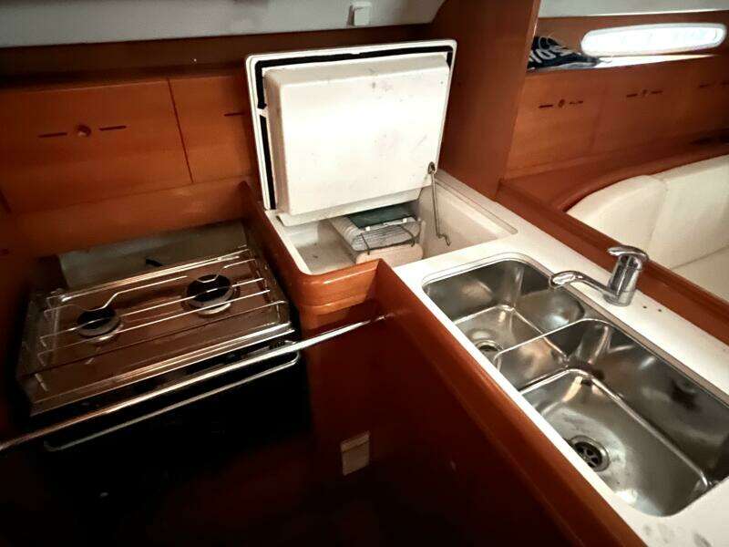 JEB 3 40ft Beneteau Yacht For Sale