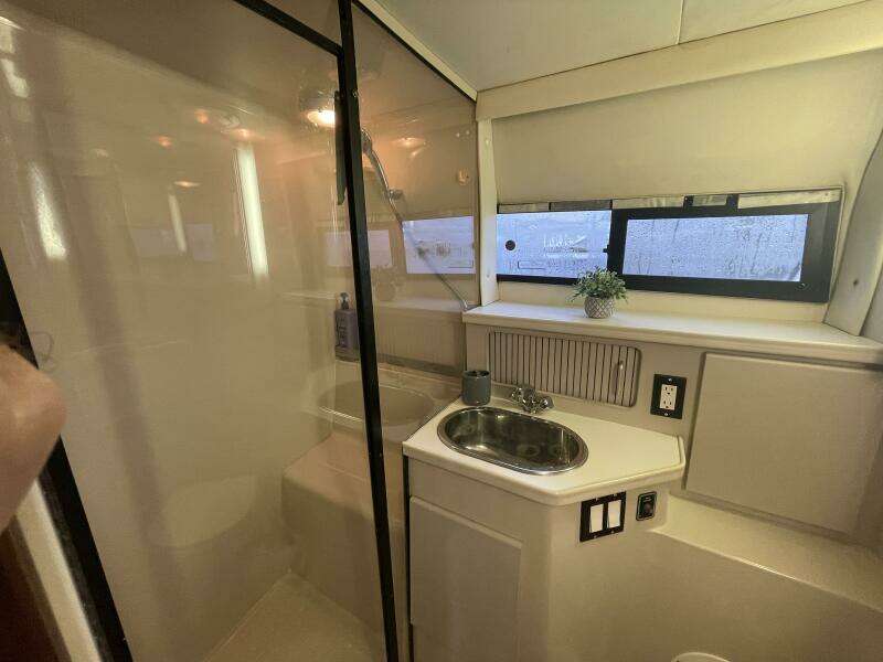 Carmina Purrana 33ft Carver Yacht For Sale