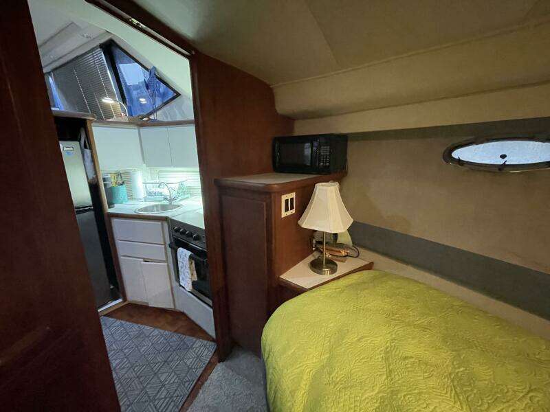 Carmina Purrana 33ft Carver Yacht For Sale