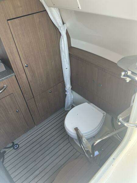 2014 Boston Whaler 350 Outrage Console Interior & Head