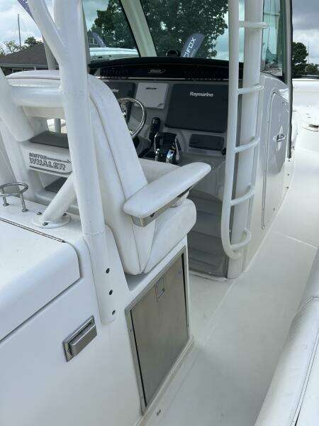 2014 Boston Whaler 350 Outrage looking up starboard gunnel