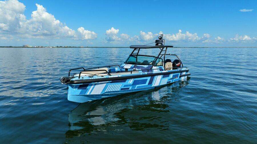 2022 Axopar Brabus Shadow 500 TT - Port 3/4 Bow