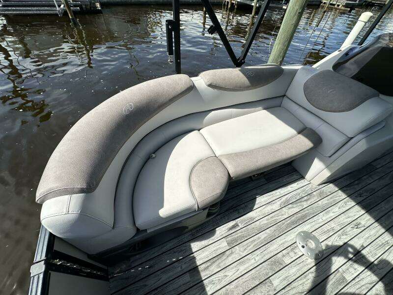 25ft Avalon Yacht For Sale