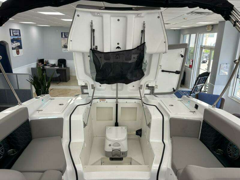 22ft Four Winns Yacht For Sale