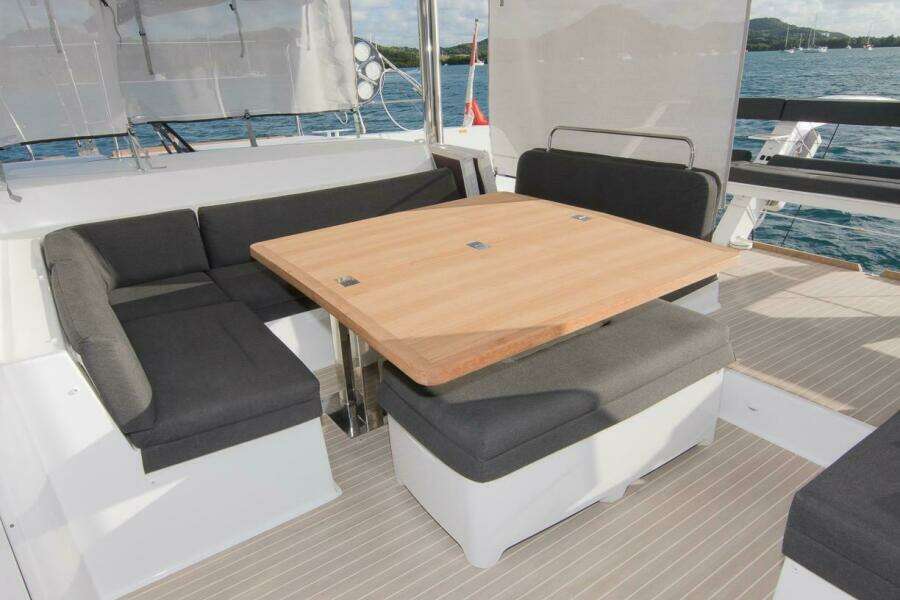 Lagoon 52 Flybridge