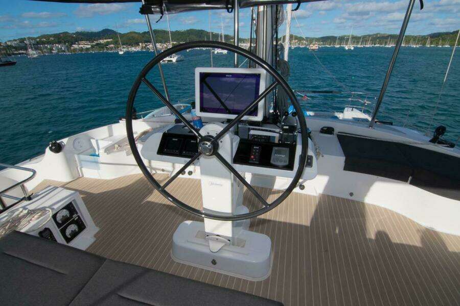 Lagoon 52 F helm