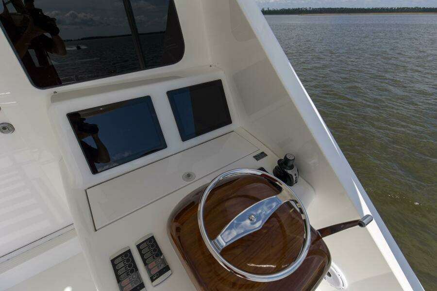 2016 92 Viking Enclosed Bridge Touche Bridge Deck (2)
