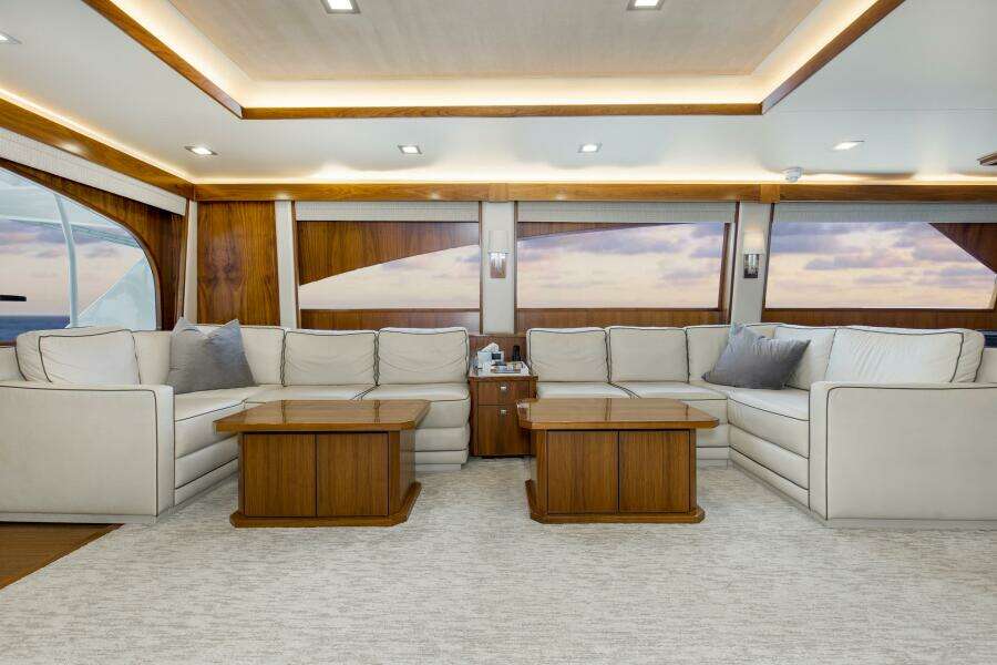 2016 92 Viking Enclosed Bridge Touche Salon (3)