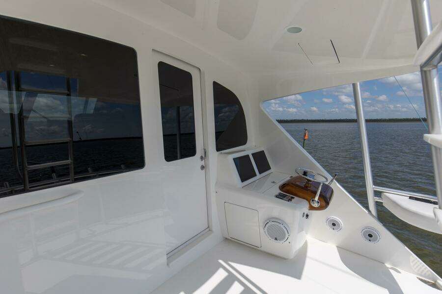 2016 92 Viking Enclosed Bridge Touche Bridge Deck (1)