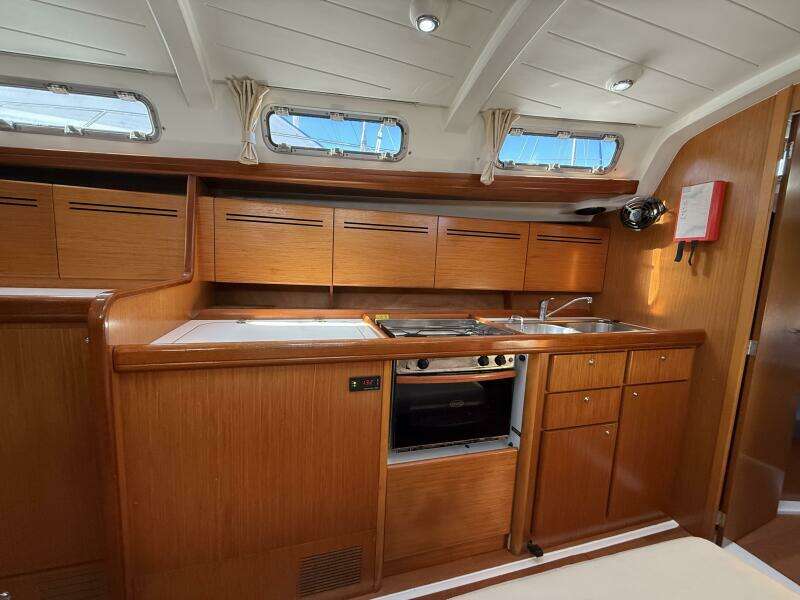 Enjoy 42ft Beneteau Yacht For Sale