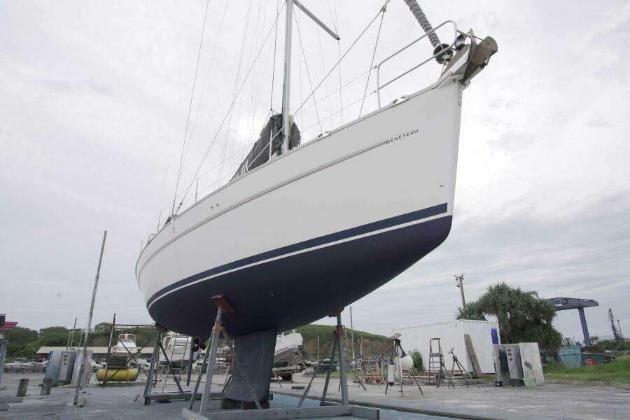 Enjoy 42ft Beneteau Yacht For Sale
