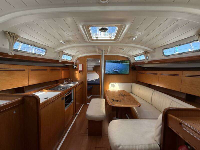 Enjoy 42ft Beneteau Yacht For Sale