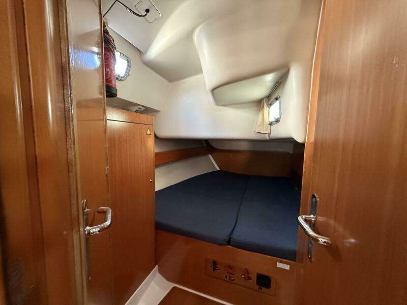 Enjoy 42ft Beneteau Yacht For Sale