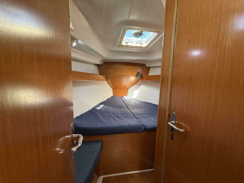 Enjoy 42ft Beneteau Yacht For Sale