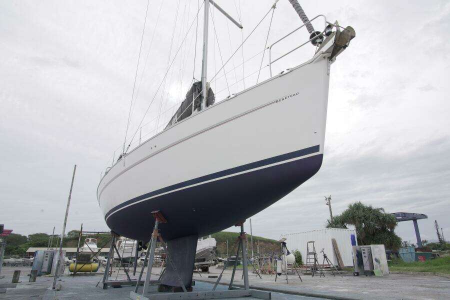 Enjoy 42ft Beneteau Yacht For Sale