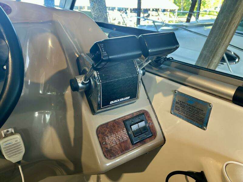 33ft Maxum Yacht For Sale